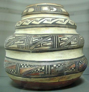 Theosophical Society - Nampeyo, Hopi ceramic pot, c.1880, courtesy Phyzome, Wikimedia Commons